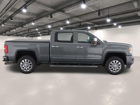 Used 2017 GMC Sierra 2500 Denali w/ Suspension Package, Off-Road AWD/4WD image 8