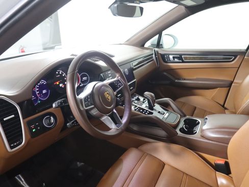 Certified 2023 Porsche Cayenne Platinum Edition image 4
