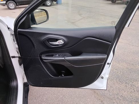 Used 2017 Jeep Cherokee Limited image 14