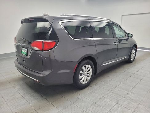 Used 2018 Chrysler Pacifica Touring-L FWD image 9