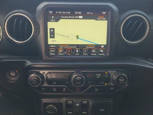 Used 2018 Jeep Wrangler Unlimited Sahara AWD/4WD image 14