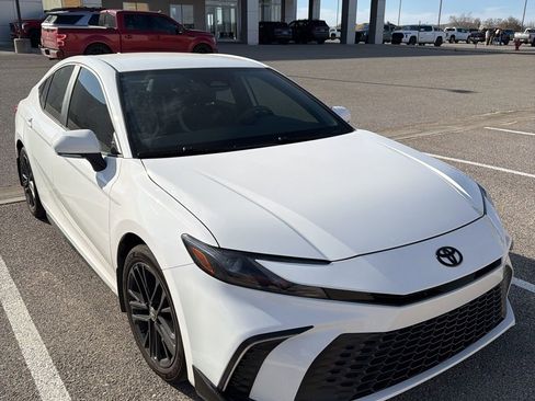 Used 2025 Toyota Camry SE w/ Convenience Package image 2