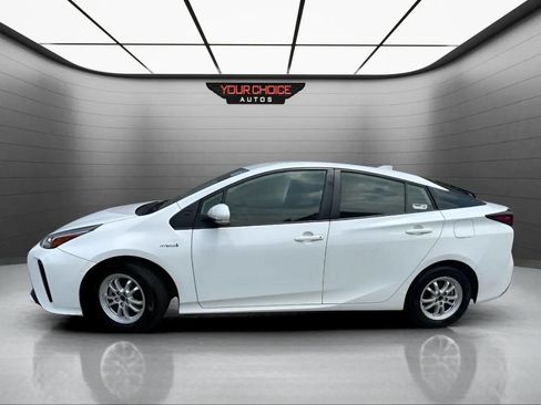 Used 2022 Toyota Prius LE image 2