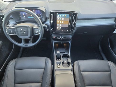 Used 2025 Volvo XC40 B5 Core image 28