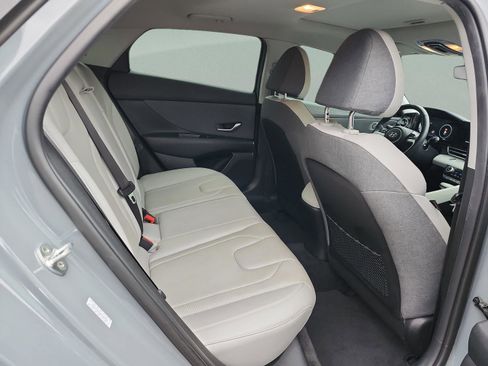 Used 2022 Hyundai Elantra Limited image 17