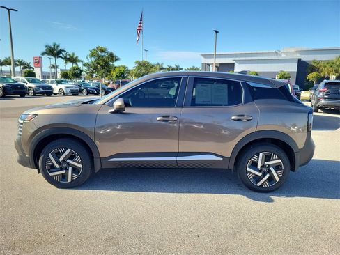 Used 2025 Nissan Kicks SV w/ Illumination Package image 7