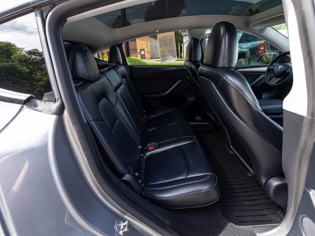 Used 2025 Tesla Model Y Long Range AWD/4WD image 25