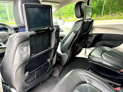 Used 2022 Chrysler Pacifica Touring-L w/ Uconnect Theater Family Group image 20