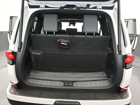 Used 2024 Lexus GX 550 w/ Accessory Package (31) image 16