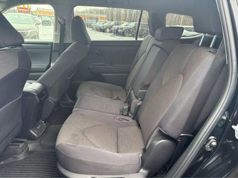 Used 2023 Toyota Highlander LE FWD image 35