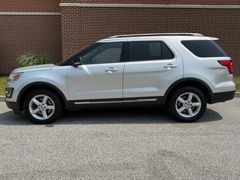 Used 2017 Ford Explorer XLT w/ Equipment Group 202A AWD/4WD image 5