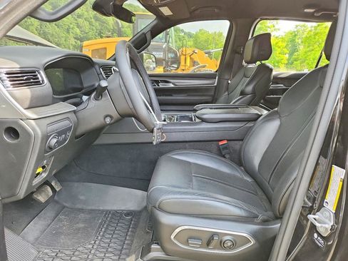 Used 2024 Jeep Wagoneer L Series III w/ Flexible Seating Group AWD/4WD image 5