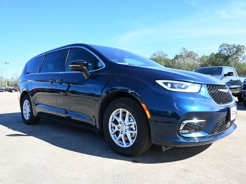 New 2025 Chrysler Pacifica Select image 2