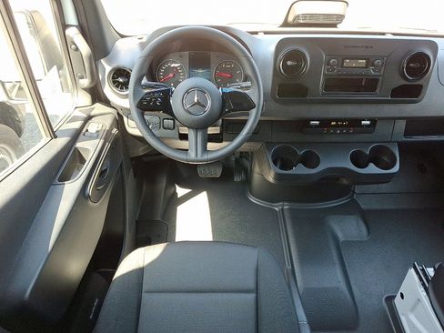 Used 2025 Mercedes-Benz Sprinter 2500 image 13