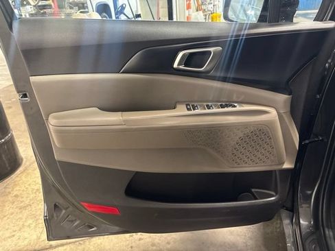 Used 2025 Kia Carnival FWD image 9
