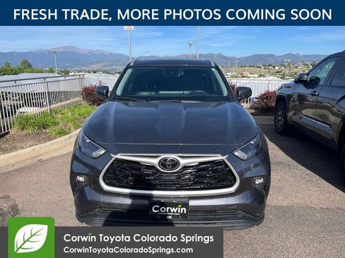 Used 2023 Toyota Highlander XLE FWD image 2