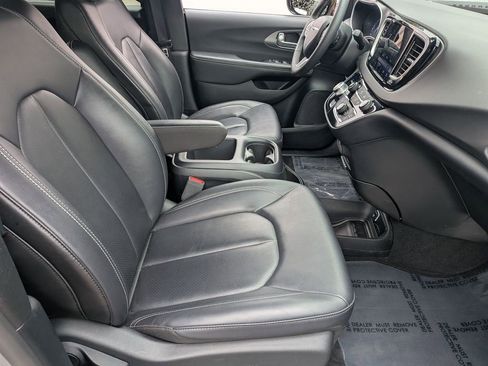 Used 2025 Chrysler Pacifica Select image 22