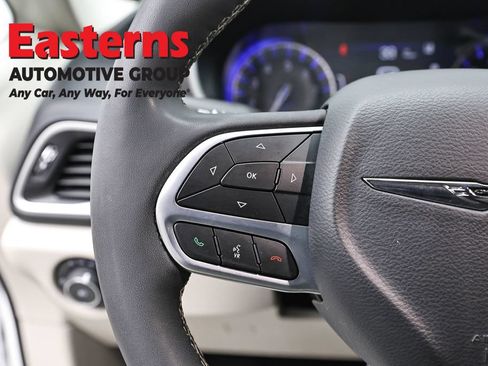 Used 2024 Chrysler Pacifica Touring-L FWD image 15