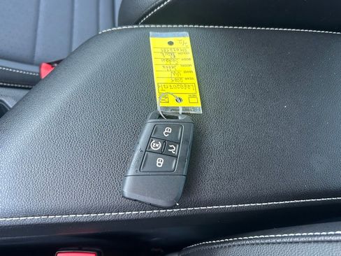 Used 2025 Volkswagen Jetta SE image 40