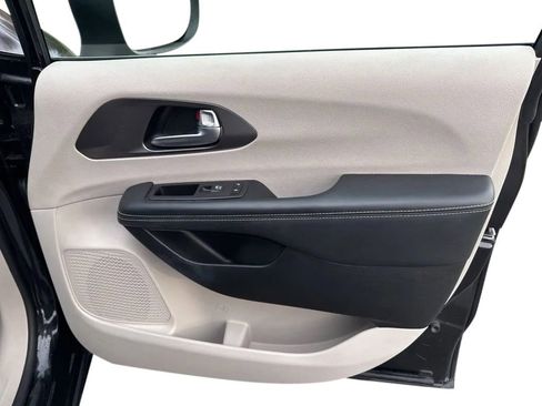 Used 2023 Chrysler Pacifica Touring-L image 13