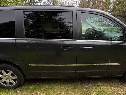 Used 2012 Chrysler Town & Country Touring w/ Entertainment Group #1 FWD image 5