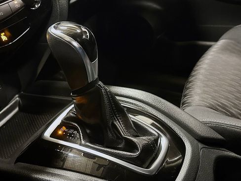 Used 2017 Nissan Rogue SV image 19