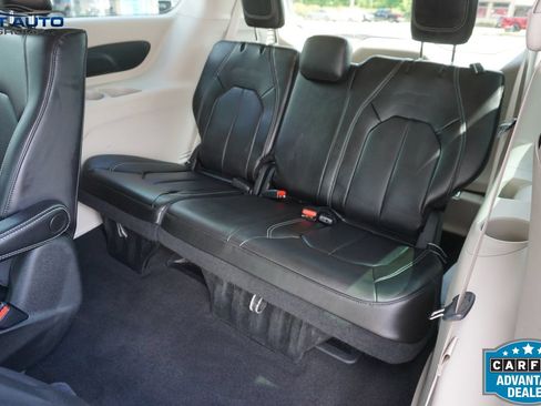 Used 2023 Chrysler Pacifica Touring-L FWD image 22