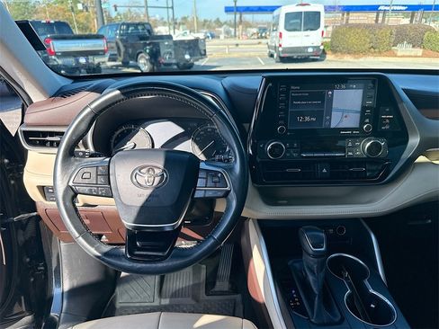 Used 2020 Toyota Highlander XLE image 19