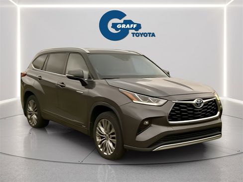 Used 2020 Toyota Highlander Platinum image 3