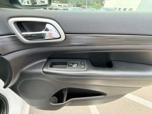 Used 2019 Jeep Grand Cherokee Altitude AWD/4WD image 25