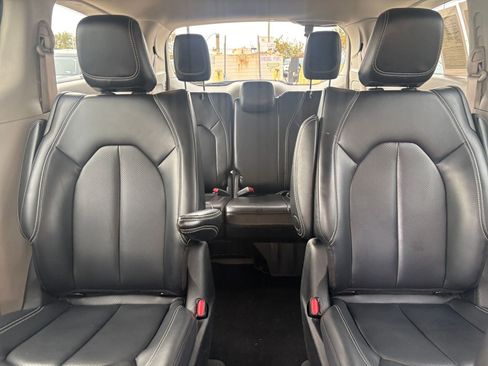 Used 2023 Chrysler Pacifica Touring-L image 39