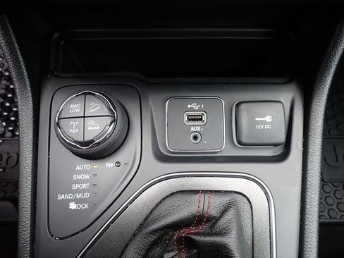 Used 2022 Jeep Cherokee Trailhawk w/ Premium Leather Package AWD/4WD image 23