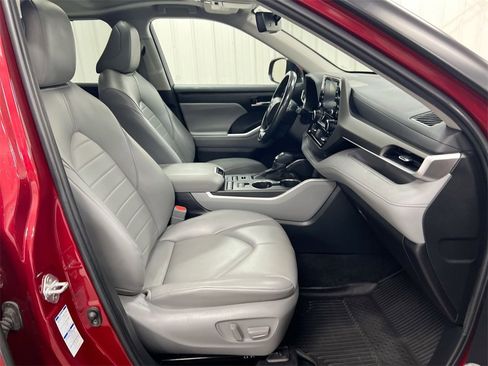 Used 2022 Toyota Highlander XLE image 22