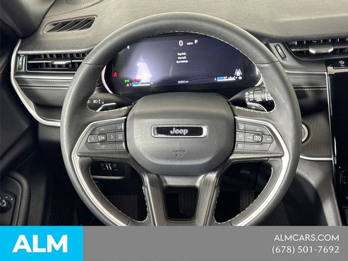 Used 2025 Jeep Grand Cherokee Altitude AWD/4WD image 27