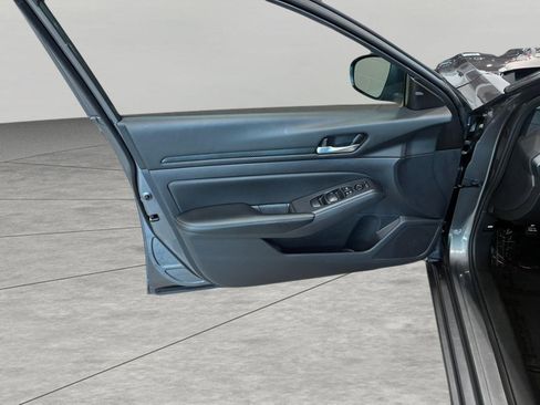 Used 2025 Nissan Altima 2.5 SV image 9