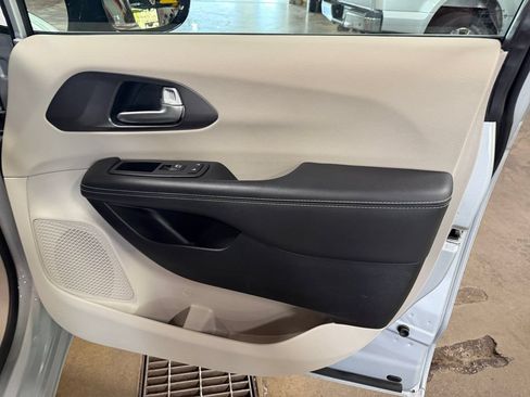 Used 2024 Chrysler Pacifica Touring-L FWD image 18
