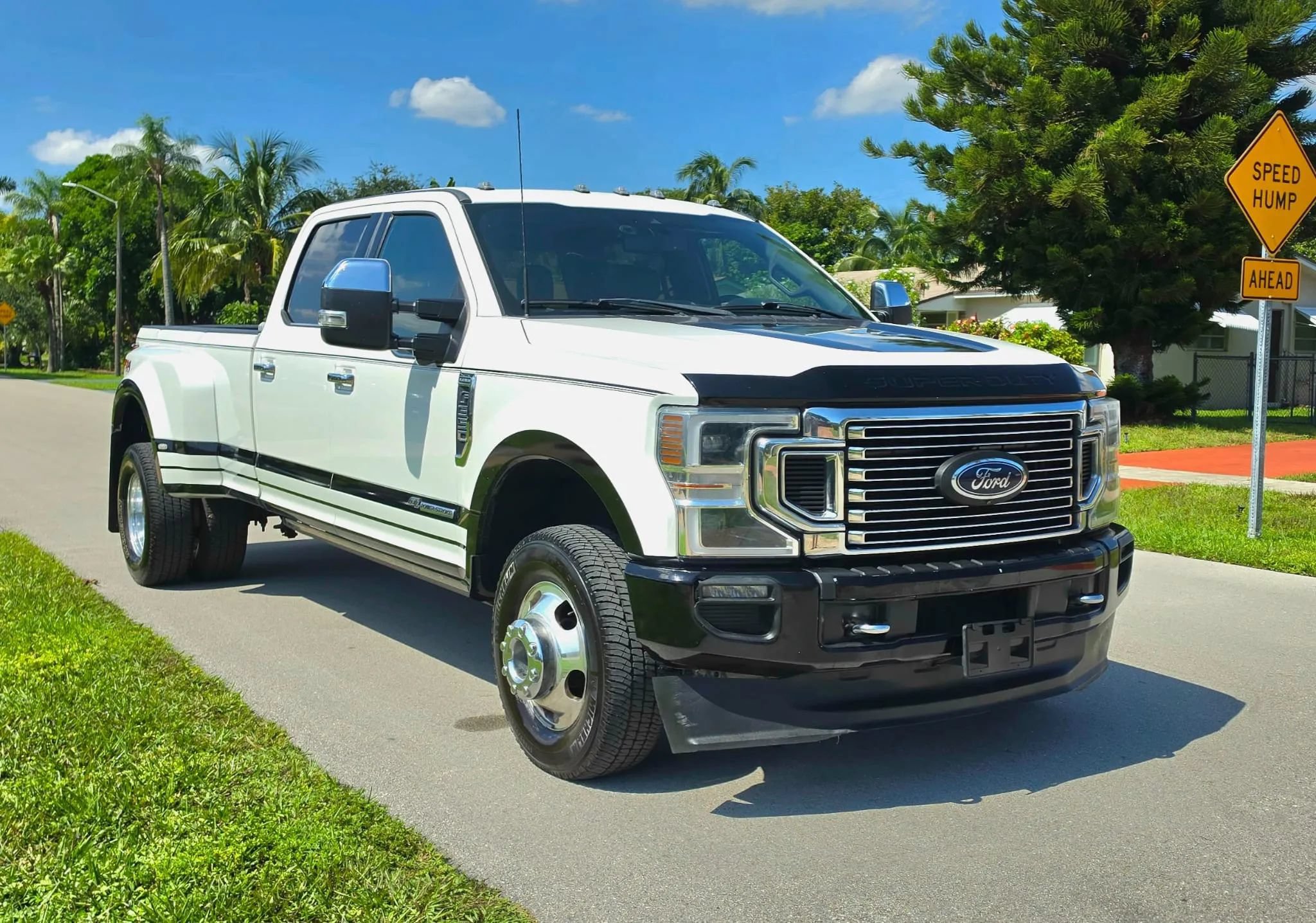 Used 2022 Ford F350 Platinum AWD/4WD image 1
