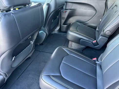 New 2027 Chrysler Pacifica Select FWD image 11