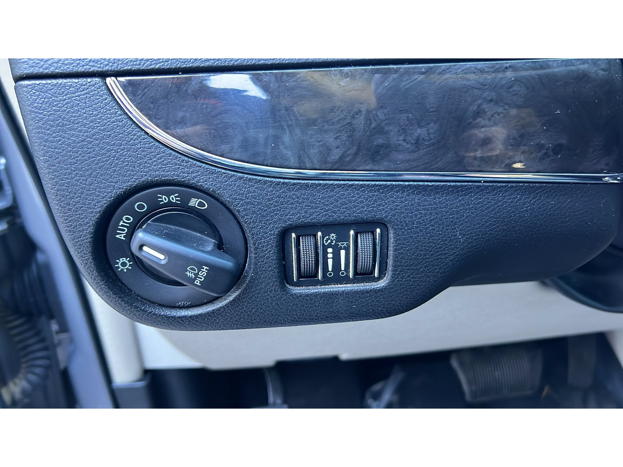 Used 2014 Chrysler Town & Country Touring-L w/ Driver Convenience Group FWD image 23