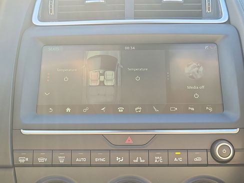 Used 2018 Jaguar E-PACE SE image 17