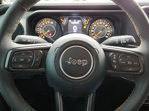 Used 2025 Jeep Gladiator Sport AWD/4WD image 19