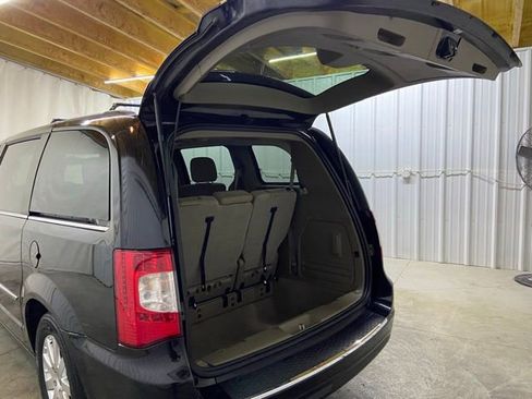 Used 2014 Chrysler Town & Country Touring image 10