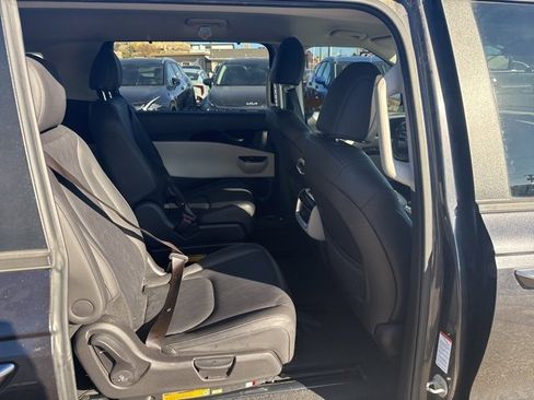 Used 2023 Kia Carnival EX image 8