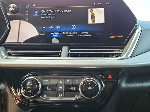 Used 2025 Chevrolet Trax LT w/ LT Convenience Package FWD image 20