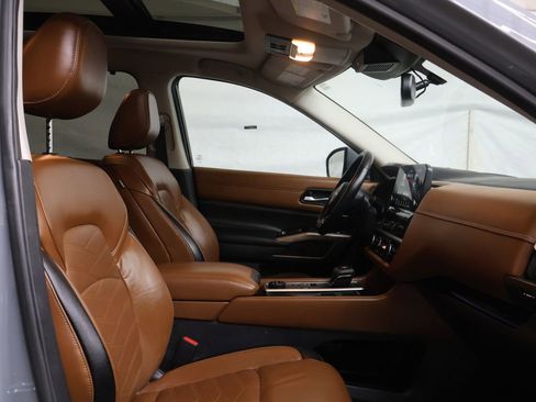 Used 2022 Nissan Pathfinder Platinum image 10