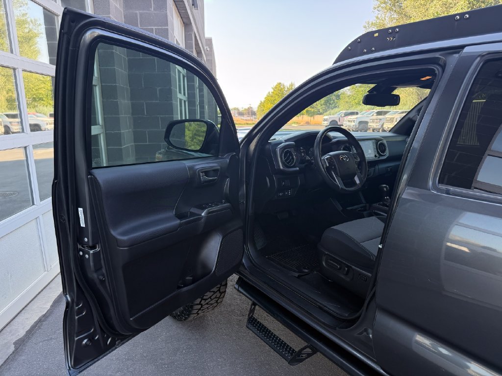 Used 2022 Toyota Tacoma TRD Sport w/ Technology Package AWD/4WD image 19