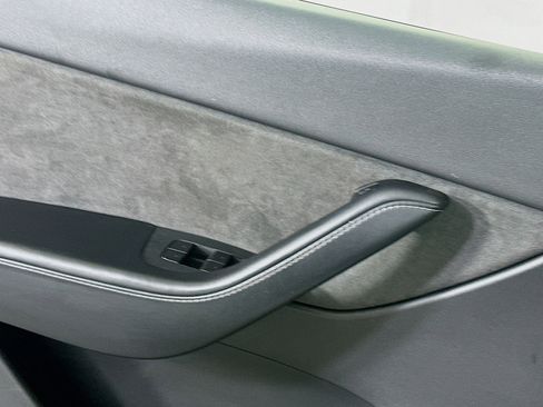 Used 2021 Tesla Model Y Long Range image 15