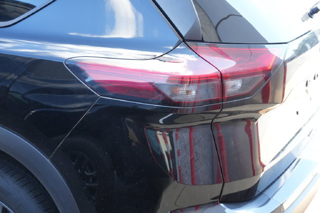 Used 2024 Nissan Rogue S AWD/4WD image 15