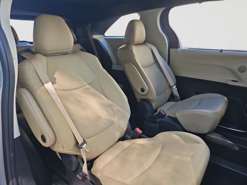 Used 2021 Toyota Sienna XLE FWD image 45