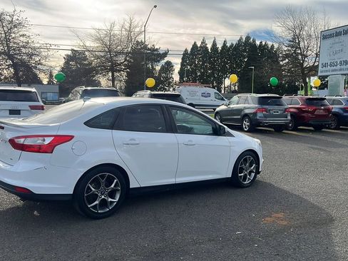 Used 2014 Ford Focus SE w/ Equipment Group 201A image 2